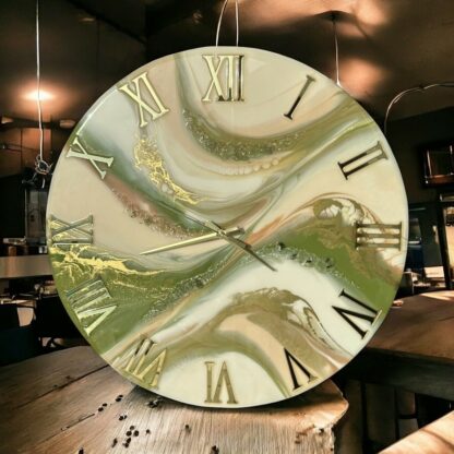 Horloge en résine époxy, 50cm, tons verts, beiges, blanc