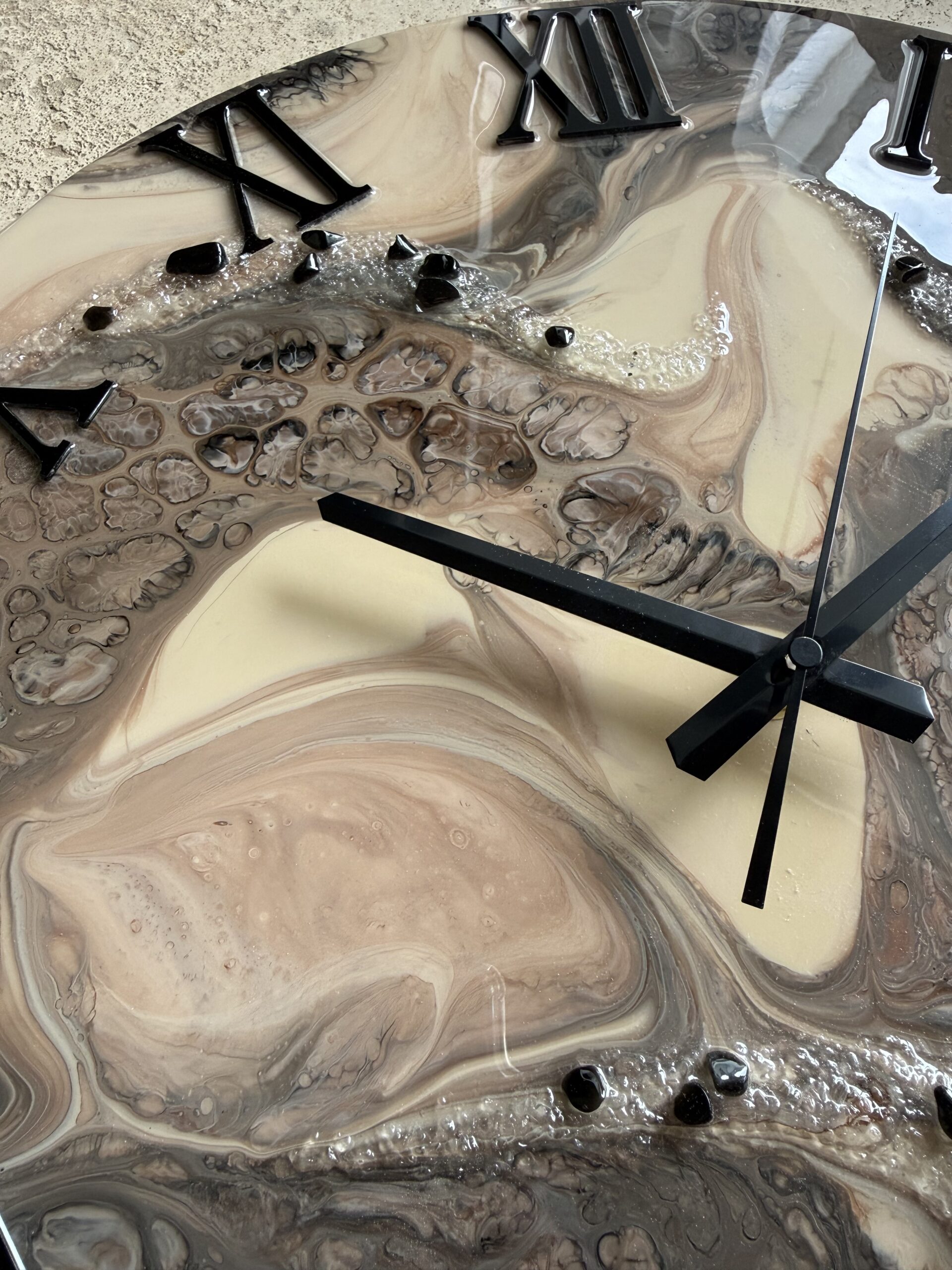 Horloge murale 50cm, tons brun à beige, finitions noires – Image 2