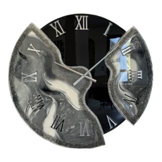 Horloge déstructurée, tons noir, gris, blanc et argent, 75cm