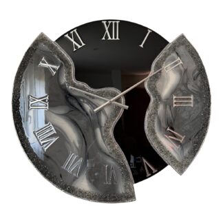 Horloge murale déstructurée, 75cm, tons noir, gris, blanc et argent