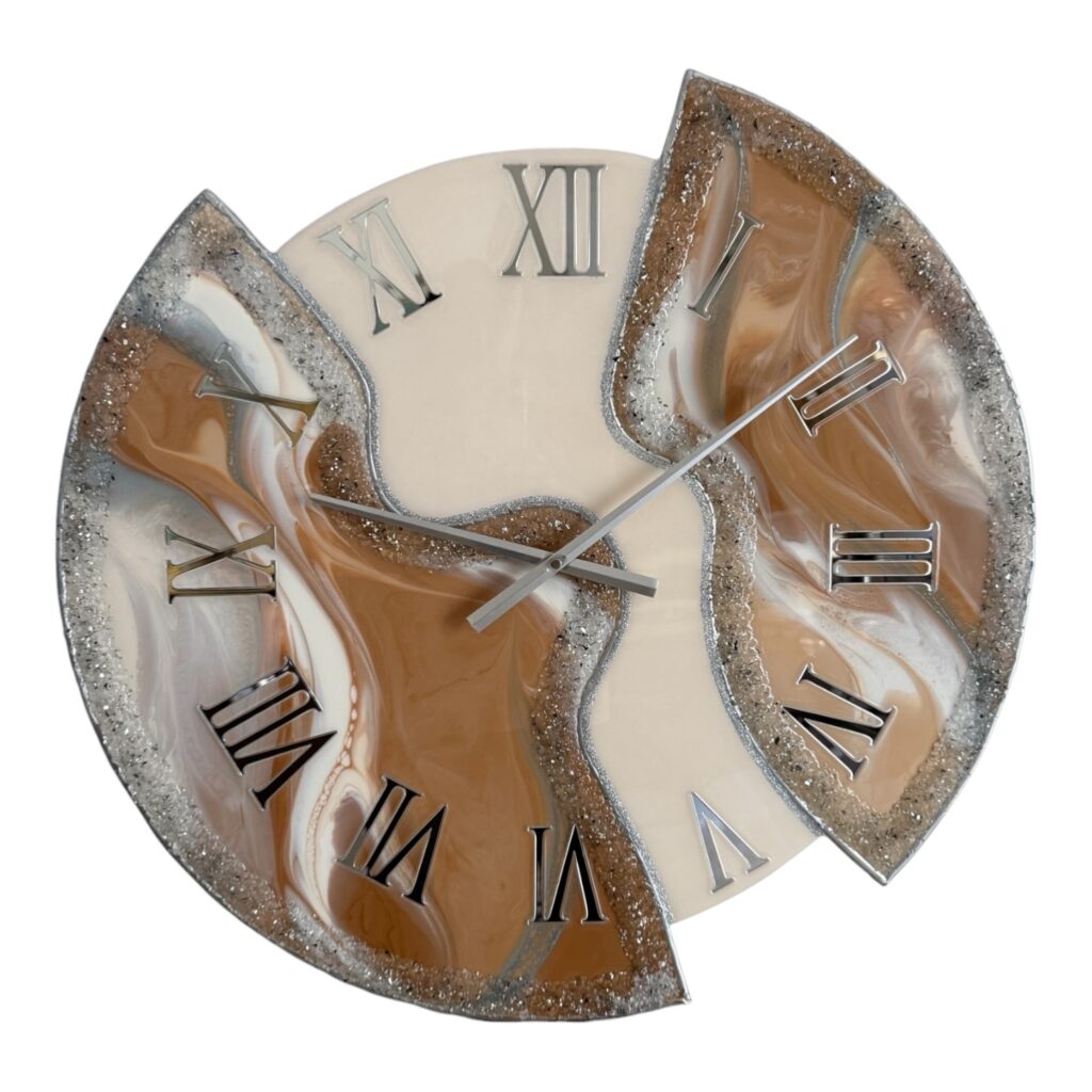 Horloge murale déstructurée, 65cm, tons caramel, beige, blanc cassé et finitions argentées
