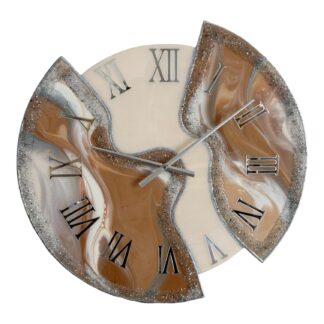 Horloge murale déstructurée, 65cm, tons caramel, beige, blanc cassé et finitions argentées