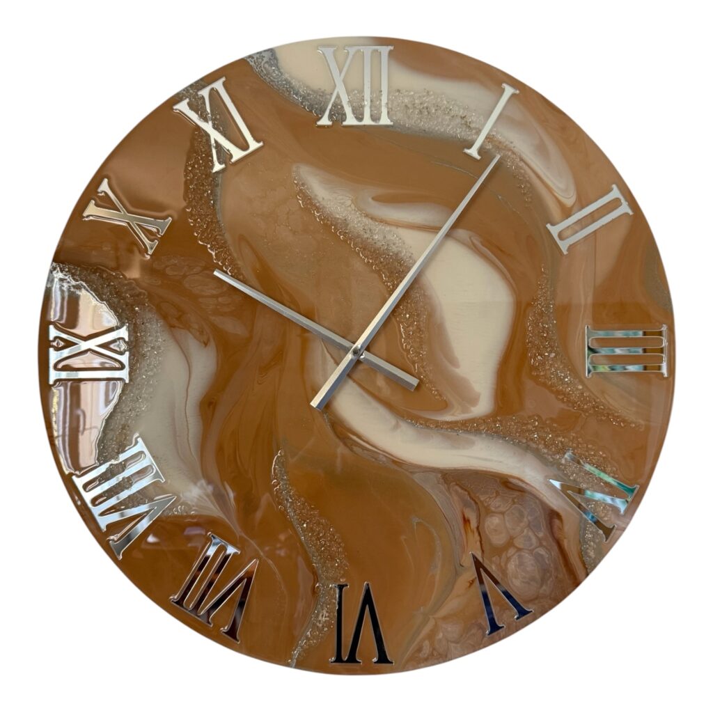 Horloge murale, 65cm, tons brun, beige caramel, blanc, et finitions argentées