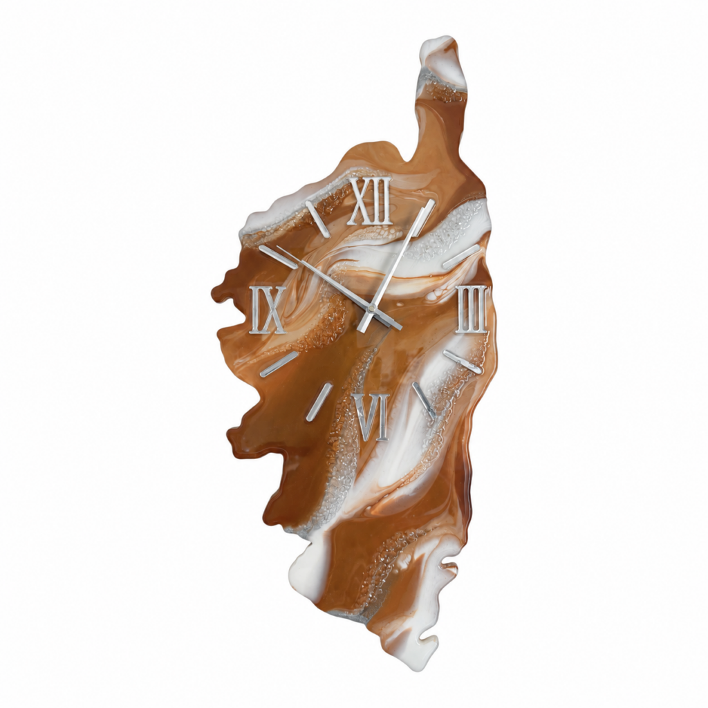 Horloge murale Corse, 66x30cm, tons brun, caramel, blanc et finitions argentées